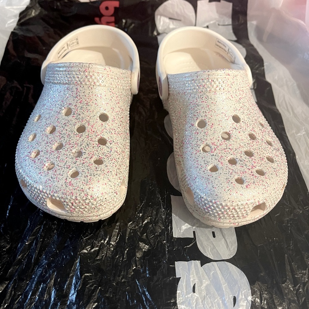 NWOT CROCS GIRLS SIZE 11